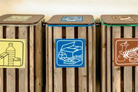 Do jakiego pojemnika wrzucamy pampersy, by uniknąć problemów z odpadami?