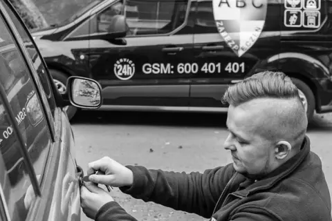Jak otworzyć centralny zamek w samochodzie, gdy nie działa?