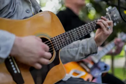 Stal czy nylon? Dreadnought czy Parlor? Przewodnik po świecie gitar akustycznych