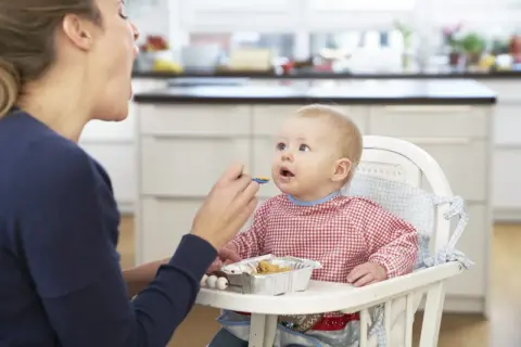 Jak karmić dziecko które nie siedzi – bezpieczne metody i porady.