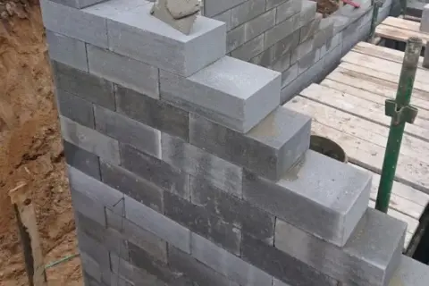 Jaką zaprawą murować bloczki betonowe, aby uniknąć błędów?