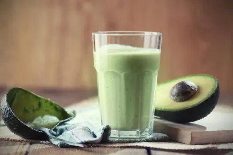 Zdrowy koktajl z awokado i banana, który zachwyci Twoje podniebienie