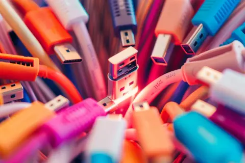 Kabel typ C: rewolucja w USB? Wszystko, co musisz wiedzieć 2025