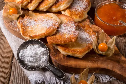 Ile kalorii mają racuchy? Sprawdź dokładną wartość na 100g i porcję