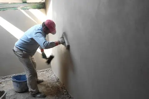 Czym gruntować tynki cementowo-wapienne, aby uniknąć problemów?