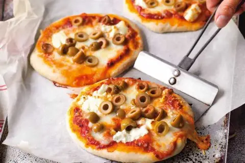 Jakie sery do pizzy 4 sery, aby uniknąć nudnych smaków?