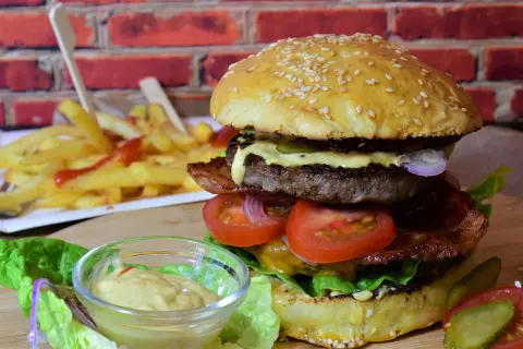 Jaką część wołowiny na burgery wybrać, aby uniknąć suchych mięs?