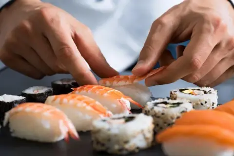 Z czego robi się sushi? Odkryj składniki, które zaskoczą Cię