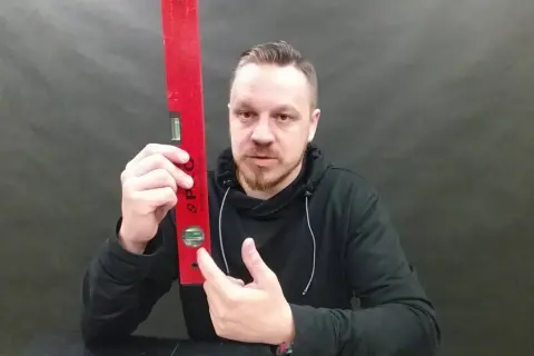 Jak korzystać z poziomicy, aby uniknąć błędów w budownictwie