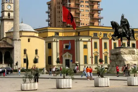 Ile trwa lot z Katowic do Tirany? Sprawdź czas przelotu i więcej