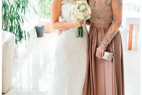 Jak powinna się ubrać mama pana młodego na ślub? Eleganckie wskazówki i modne inspiracje