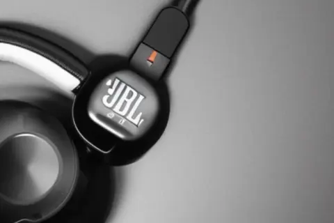 Jak włączyć słuchawki JBL - proste kroki i najczęstsze problemy