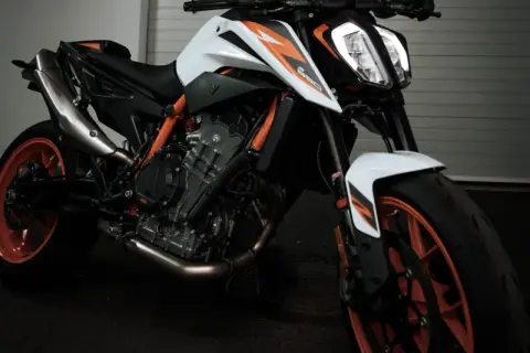 Wymiana oleju w motocyklu co 2 lata – czy to bezpieczne dla silnika?