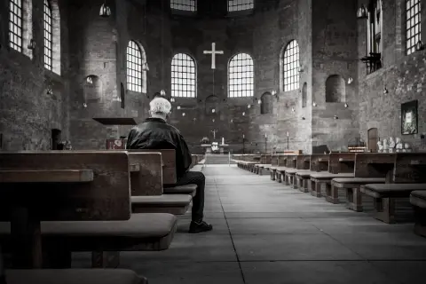 Kiedy jest czytanie na mszy? Poznaj kluczowe momenty liturgii