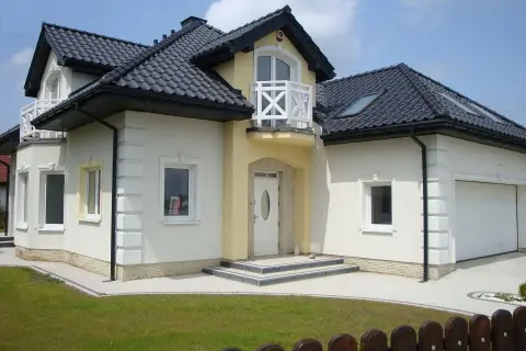 Grafitowy dach i białe okna – jak wybrać idealną elewację dla domu?