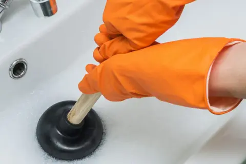 Skuteczne metody, czym wyczyścić odpływ w zlewie bez chemii