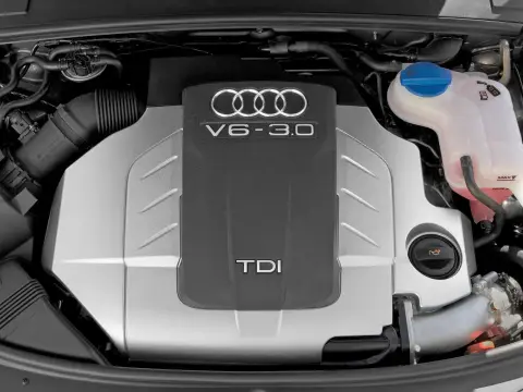 Silnik V6 3.0 TDI Audi. Widoczny rozrząd i elementy układu chłodzenia.