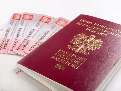 Polski paszport i kilka dowodów osobistych. Czy na Teneryfę trzeba paszport? Tak, jako obywatel UE potrzebujesz paszportu lub dowodu osobistego.