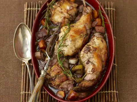 Kaninchenkeulen in Rotwein - Das Geheimnis zarter Schmorgerichte