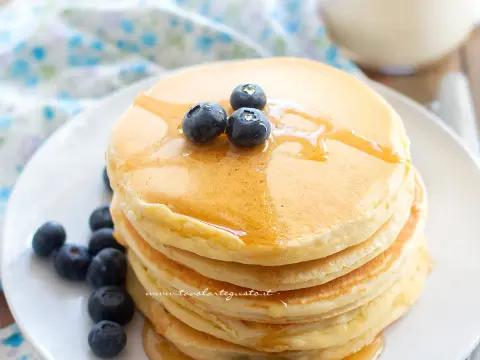 Pancake con albumi morbidi in 15 minuti - ricetta e trucchi