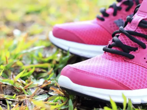 Kniearthrose: Welche Schuhe wirklich helfen – nicht nur weich!
