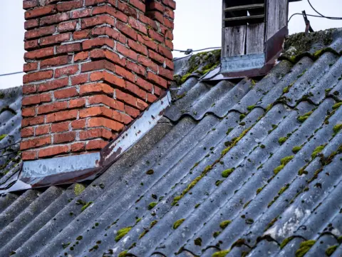 Eternit na dachu - kiedy trzeba go usunąć i ile to kosztuje?