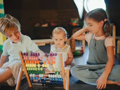 Grupy wiekowe w przedszkolu - jak wygląda podział dzieci?