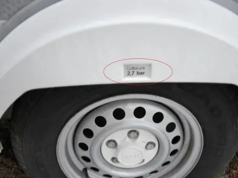 Jakie ciśnienie w oponach przyczepy kempingowej zapewni bezpieczeństwo?