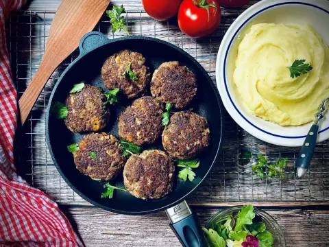 Klassisches Frikadellen-Rezept - So werden sie außen kross und saftig