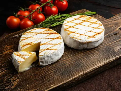 Jak przygotować serek camembert z grilla, który zachwyci gości