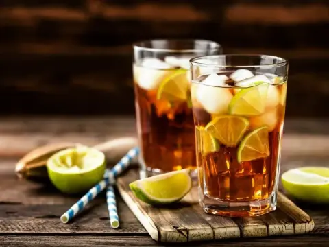 Drinki orzeźwiające na ciepły dzień - przepisy i proporcje