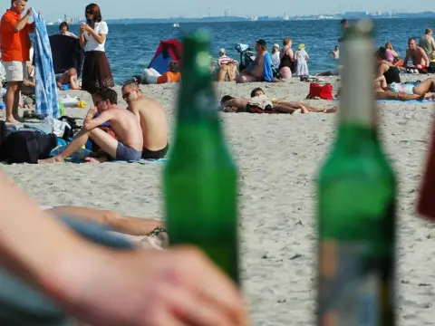 Czy na plaży można pić alkohol? Sprawdź przepisy i wyjątki