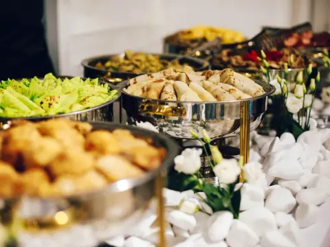 Ile kosztuje catering na 60 osób? Poznaj ukryte koszty i opcje