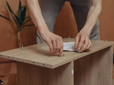 Proste sposoby na podwyższenie zbyt niskiego stołu – popraw ergonomię i styl