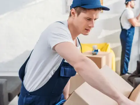Przewóz mebli: Koszt od 100 zł/h. Jak obniżyć cenę nawet o 60%?