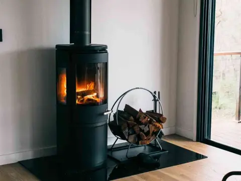 Installation poêle à granulés soi-même - Est-ce une bonne idée ?