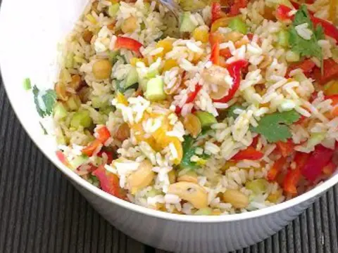 Reissalat richtig zubereiten - Tipps für lockeren Reis und Dressing