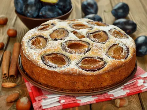Ciasto ze śliwkami - Jak upiec idealne i uniknąć zakalca?