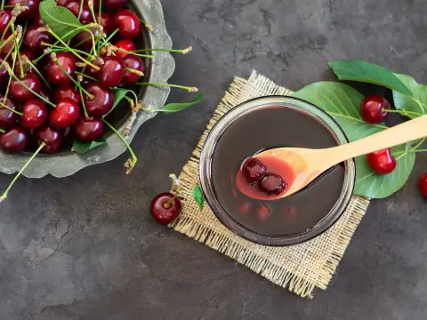 Frużelina wiśniowa – przepis, zastosowania i idealna konsystencja