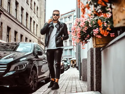 Czarne stylizacje męskie: jak stworzyć niezapomniane outfity