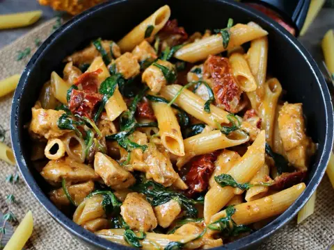 Penne z suszonymi pomidorami i kurczakiem - szybki przepis na obiad