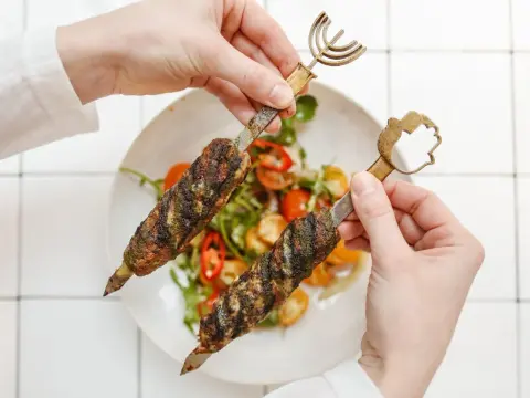 Skąd pochodzi kebab? Odkryj fascynującą historię tej potrawy