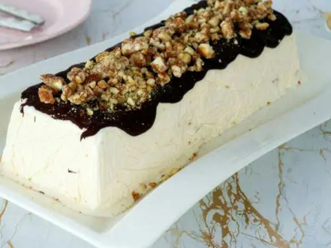 Parfait di mandorle siciliano, cremoso e croccante
