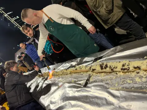 Najdłuższa zapiekanka świata: 108 m rekordu Guinnessa w Krakowie