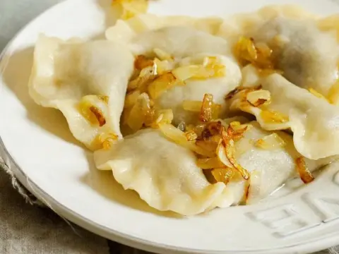 Jak długo gotować pierogi ruskie? Czas i sekret idealnego ciasta