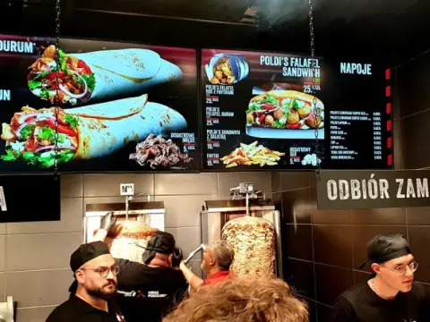 Kebab Podolski: Gdzie kupić? Adresy, menu, dostawa Mangal Doener LP10