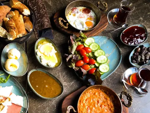 Gdzie zjeść w Warszawie? Przewodnik po restauracjach i halach