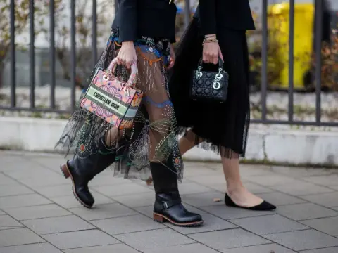 Spódnica tiulowa stylizacje na sportowo – stwórz modne i wygodne outfity