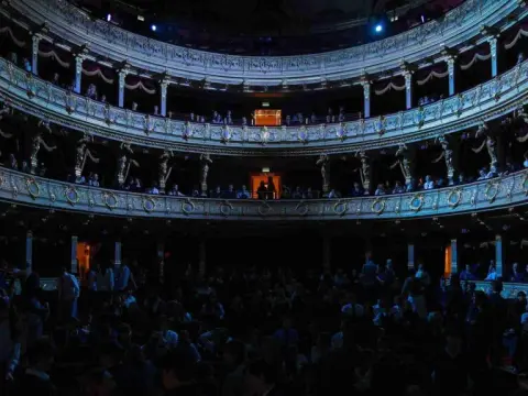 Jakie programy edukacyjne proponuje teatr operowy dla dzieci i dorosłych?