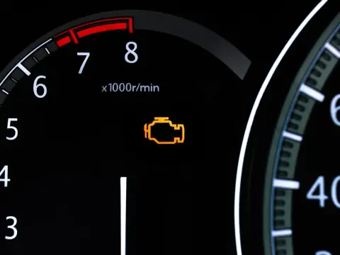 Kontrolka check engine - sonda lambda? Objawy, naprawa, koszty